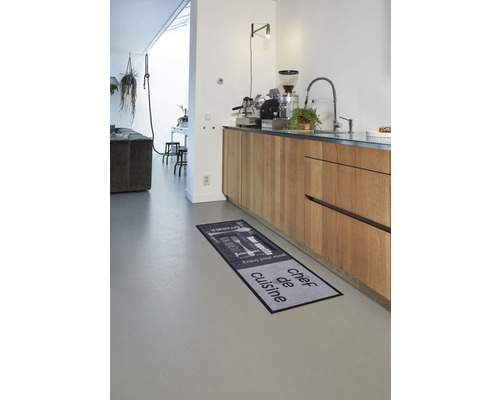 Küchenszene mit Fußmatte mit Chef de Cuisine Motiv