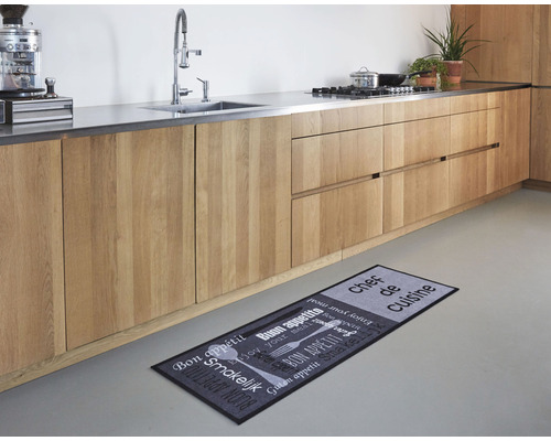 Szene einer Küche mit Küchenläufer vor einer Küchenzeile