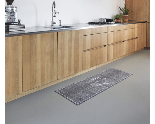 Küchenszene mit Unterschrank und Küchenteppich mit Kochmotiv