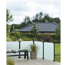 Terrasse mit Sichtschutzwand, Bank und Pflanztopf