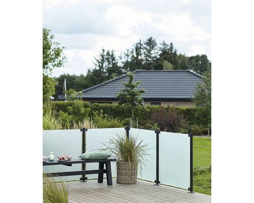 Terrasse mit Sichtschutzwand, Bank und Pflanztopf