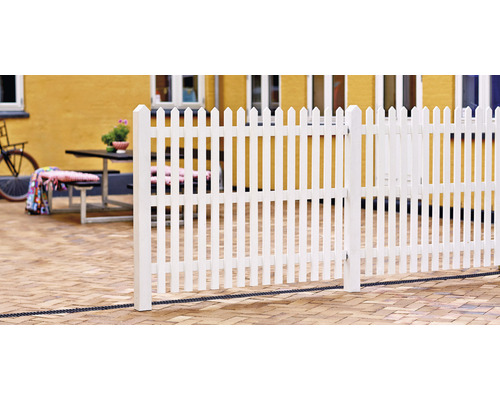 Weißer Lattenzaun im Außenbereich