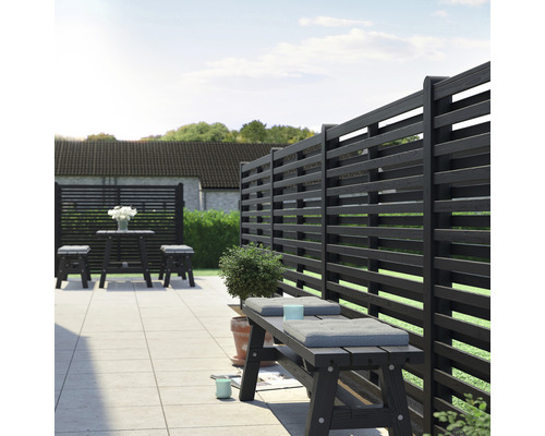 Gartenszene mit Sichtschutzzaun, Bank und Tischgruppe aus Holz