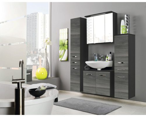 Modernes Badezimmer mit Waschtisch, Spiegelschrank und Hochschränken in Holzoptik für stilvolle Badgestaltung