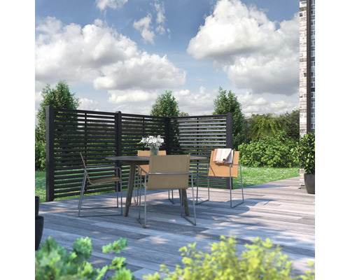 Terrasse mit Sichtschutzzaun, Gartentisch und Stühlen