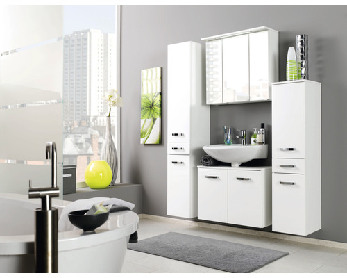 Badezimmer mit Badewanne, Waschtisch, Spiegelschrank und Hochschränken in hellem Design für eine freundliche Atmosphäre