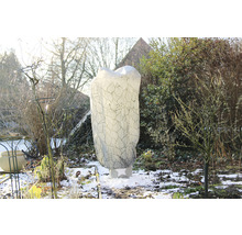 Garten mit Pflanzenschutzsack zum Schutz vor Frost