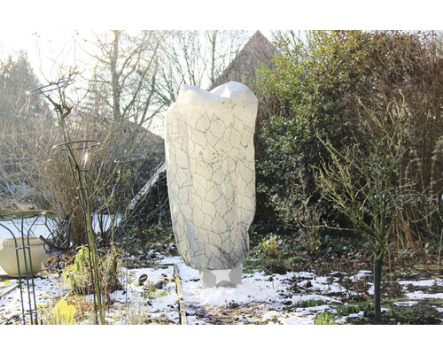 Garten mit Pflanzenschutzsack zum Schutz vor Frost