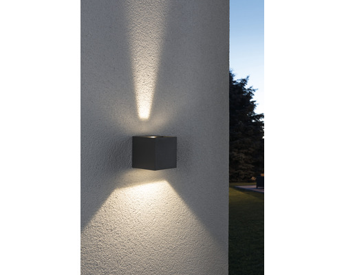 Kubische Außenwandleuchte mit Lichteffekten an einer Wand