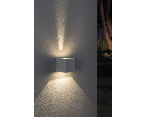 Quadratische Wandleuchte für den Außenbereich, die Licht nach oben und unten abgibt.