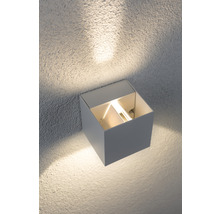 Quadratische Wandleuchte aus Metall an der Wand