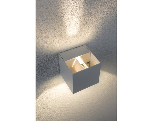 Quadratische Wandleuchte aus Metall an der Wand