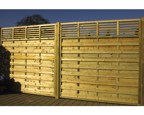 Holzzaun mit horizontalen Lamellen für den Garten