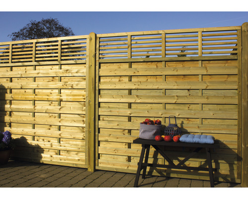 Holzzaun mit horizontalen Elementen und Dekoration auf einem Tisch