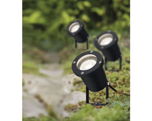 Drei schwarze Gartenstrahler zur Beleuchtung von Pflanzen