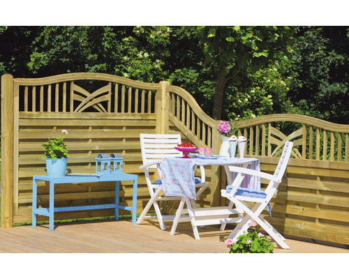 Gartenszene mit Holzzaun, Gartentisch und Gartenstühlen