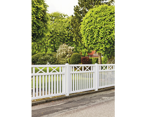 Gartenszene mit weißem Holzzaun