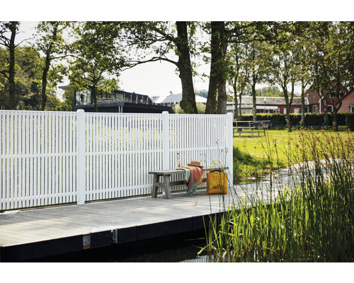 Szene mit einem weißen Lattenzaun an einem Seeufer