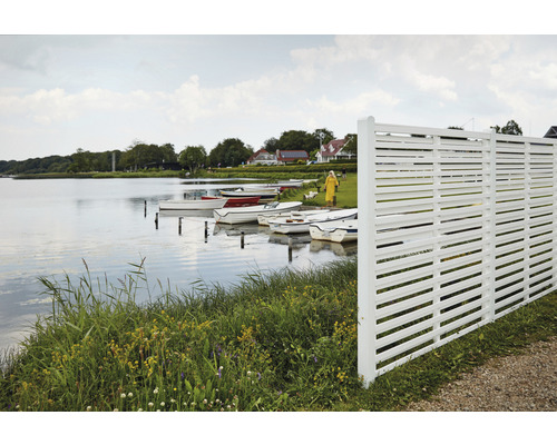 Sichtschutzzaun aus Holz am See mit Booten