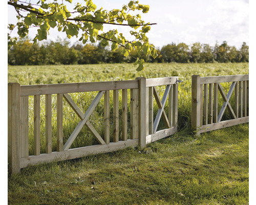 Offener Holzzaun im Gartenbereich
