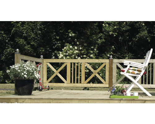 Holzterrasse mit Holzzaun, Gartenstuhl und Pflanztopf