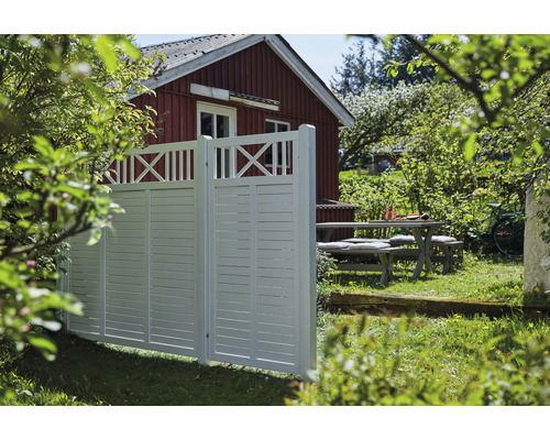 Gartenszene mit Sichtschutzzaun vor einem Wohnhaus