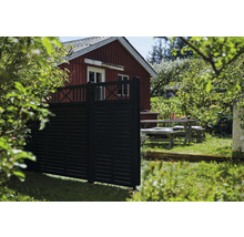 Gartenszene mit Holzzaun, Tisch und Gartenhaus