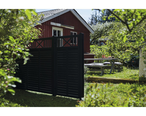 Gartenszene mit Holzzaun, Tisch und Gartenhaus