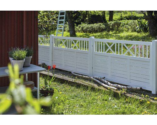 Garten mit Holzzaun im Landhausstil