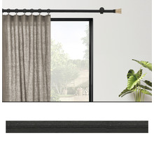 Gardinenstange mit Vorhang vor einem Fenster mit Blick in einen Garten