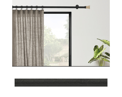 Gardinenstange mit Vorhang vor einem Fenster mit Blick in einen Garten