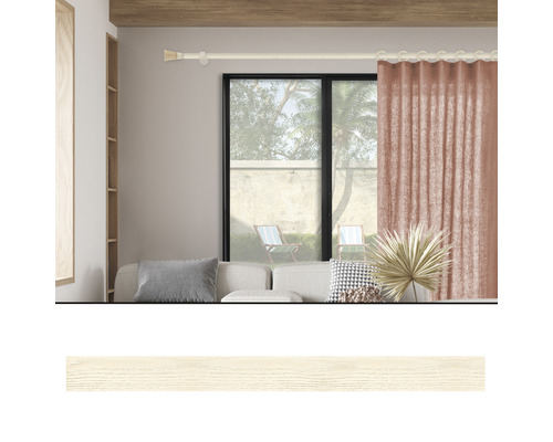 Wohnzimmer mit Vorhangstange, Vorhang und Dekoration