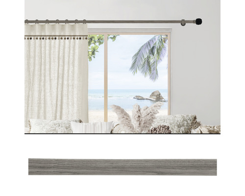 Dekoratives Wohnzimmer mit Vorhang, Gardinenstange und Meerblick
