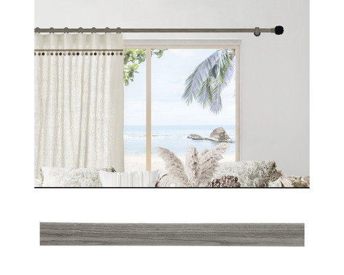 Gardinenstange mit Vorhang und Endstück vor Fenster mit Meerblick