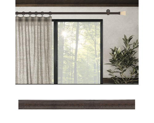 Gardinenstange mit Vorhang vor Fenstertür