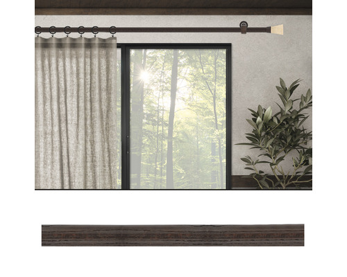 Gardinenstange mit Vorhang und Endstück vor einem Fenster