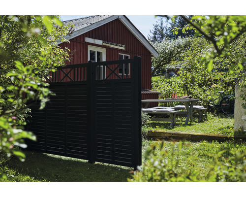 Gartenansicht mit geschlossenem Zaun und Gartentischgarnitur