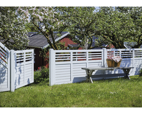 Gartenszene mit Holzzaun, Gartentor und Gartenbank auf einer Rasenfläche