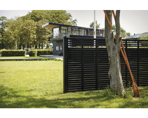 Sichtschutzzaun aus Holz in einem Garten mit Rasen