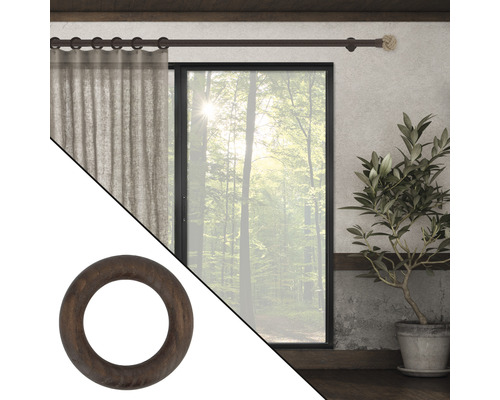Gardinenring aus Holz mit Vorhangstange im Wohnzimmer