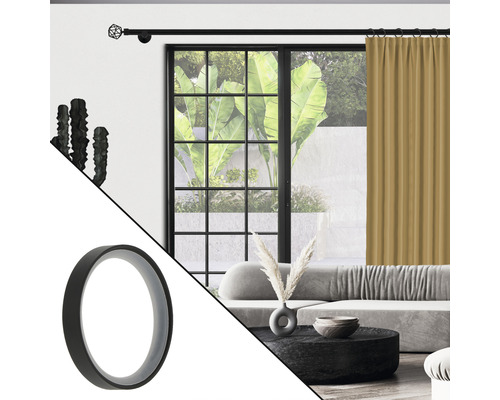 Wohnraum mit Vorhangstange, Vorhang und Fenster