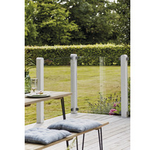 Terrasse mit Glaszaun, Holzboden und Gartenmöbeln