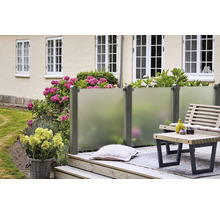 Terrasse mit Sichtschutzelementen, Bank und Tisch