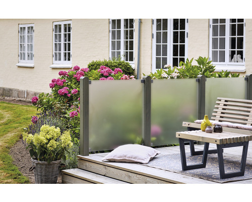 Terrasse mit Sichtschutzelementen, Bank und Tisch