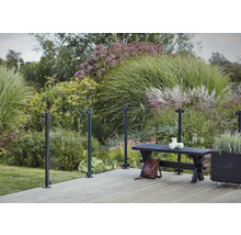 Terrassenszene mit Glasgeländer, Bank und Bepflanzung im Garten