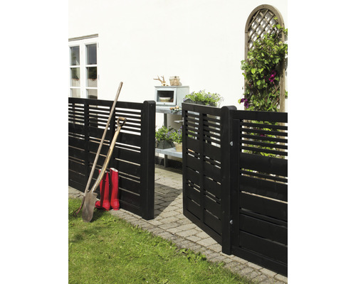 Garten mit Holzzaun und Gartengeräten