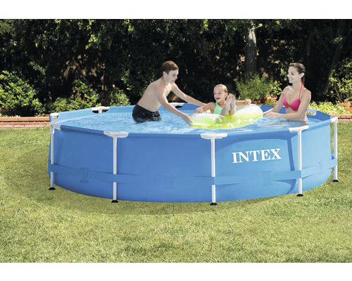 Aufblasbarer Intex Pool mit Familie im Garten.