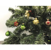 Weihnachtsbaum geschmückt mit Christbaumkugeln in verschiedenen Formen