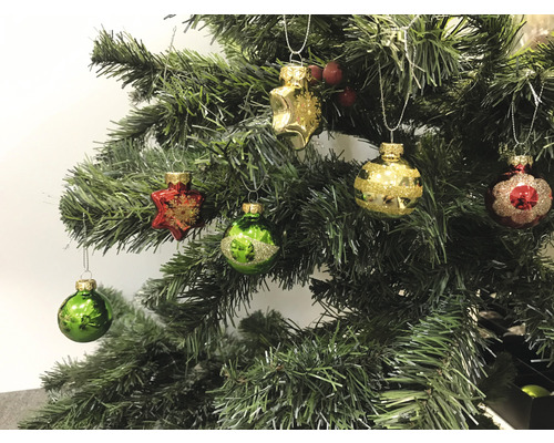 Weihnachtsbaum geschmückt mit Christbaumkugeln in verschiedenen Formen