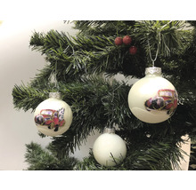 Weihnachtsbaum mit Christbaumkugeln mit Automobilmotiv